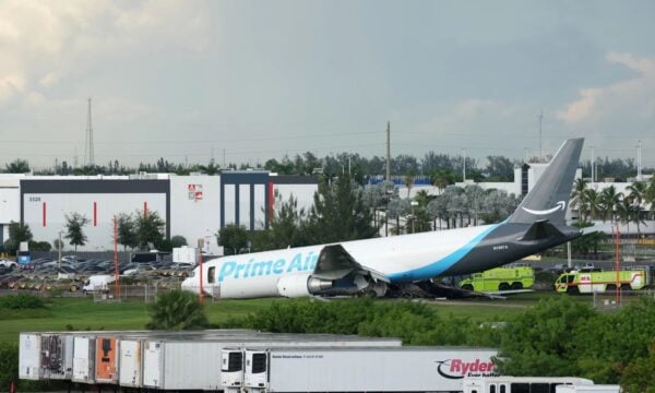 Μαϊάμι: Βίντεο της πρόσκρουσης του Boeing της Amazon σε αυτοκίνητα εκτός διαδρόμου