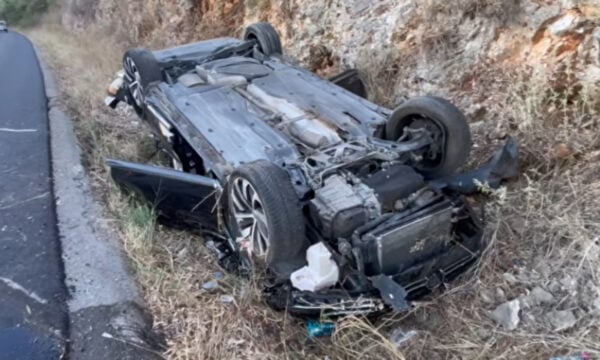 Αμφιλοχία: Αυτοκίνητο τούμπαρε σε χαντάκι – Σώθηκε οικογένεια που γυρνούσε από τη θάλασσα