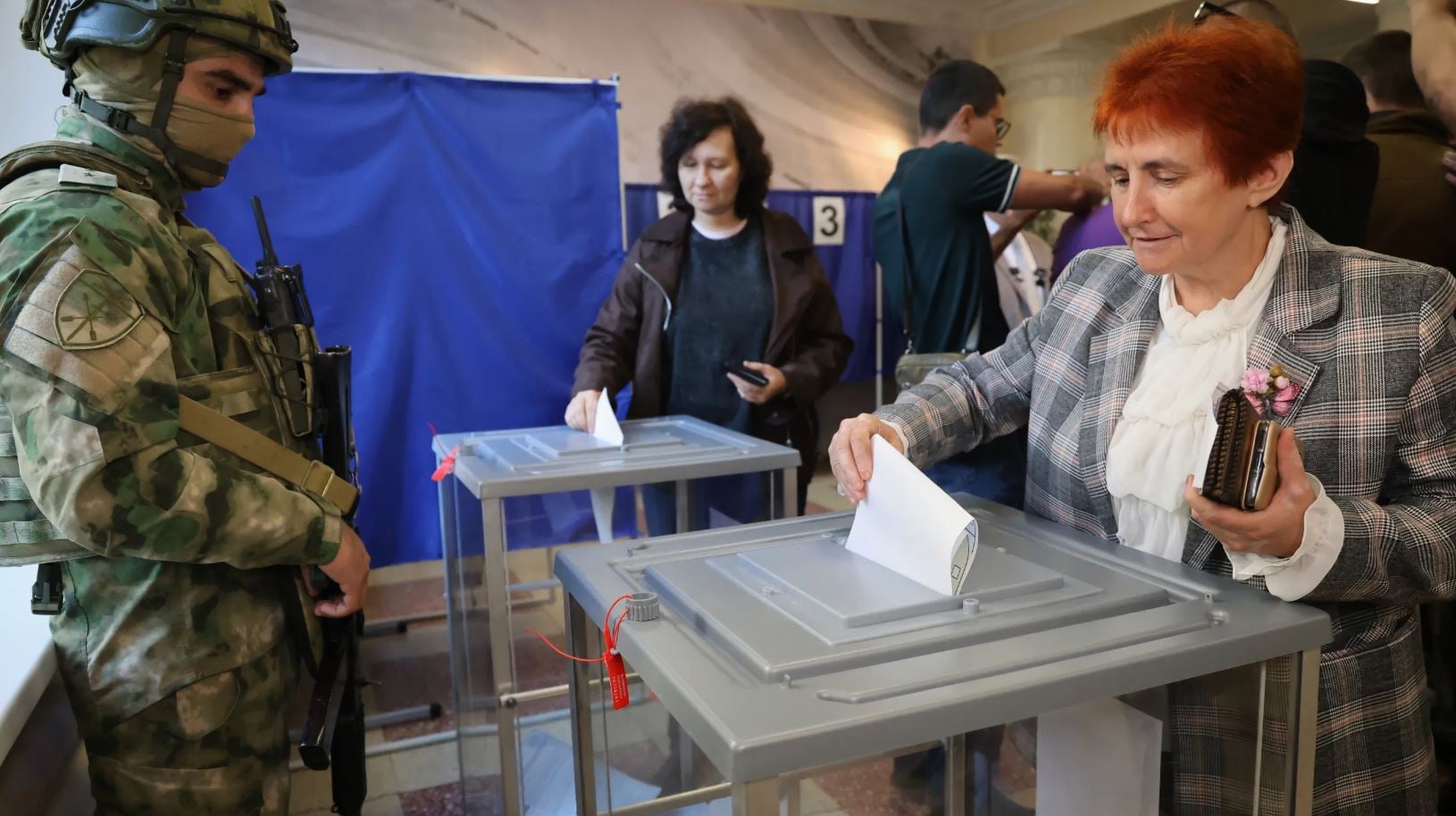 Μόσχα: Πάνω από 80% συμμετοχή στα κατεχόμενα της Ουκρανίας – Κάλπες ακόμη και σε μαιευτήρια, «κανείς δεν ήθελε να ψηφίσει» 10 Δύο γυναίκες ρίχνουν την ψήφο τους σε εκλογικό τμήμα σε ρωσικά ελεγχόμενη περιοχή της ανατολικής Ουκρανίας, υπό την παρουσία φρουρού. Φωτογραφία: AP