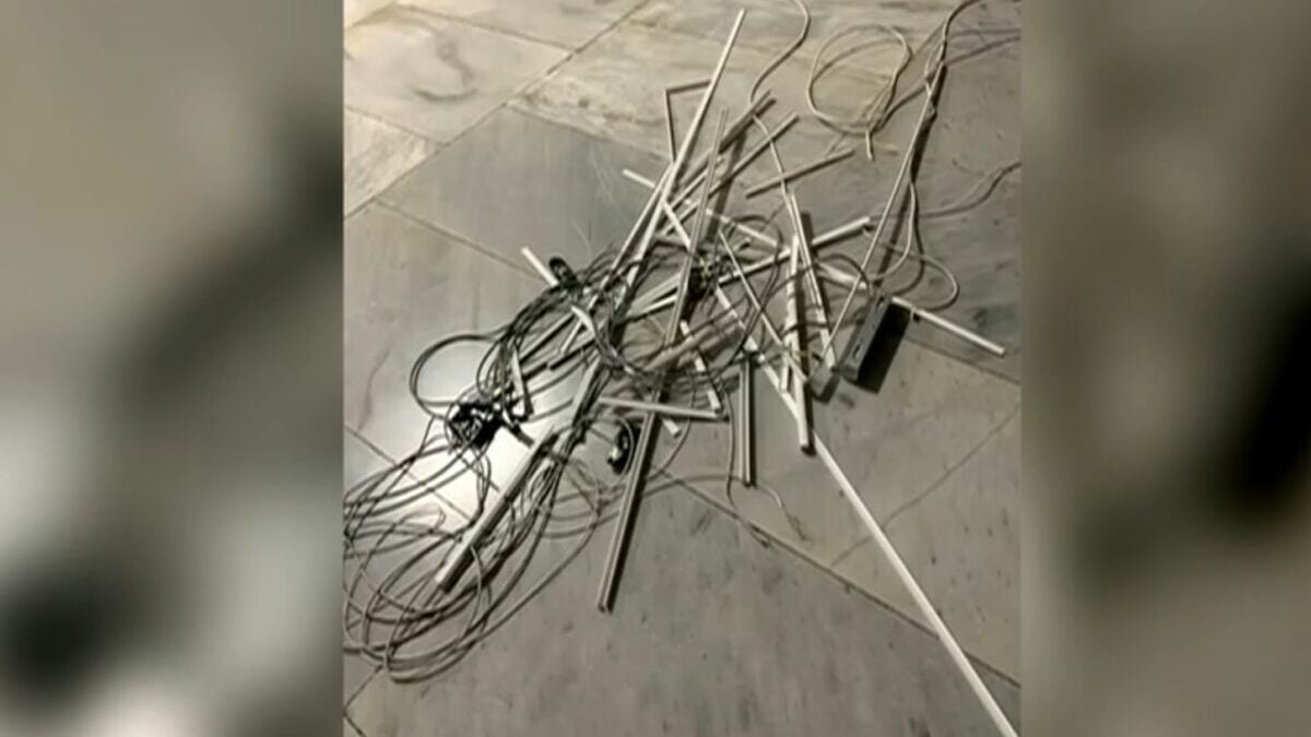 ΑΠΘ: Κουκουλοφόροι ξήλωσαν το σύστημα ελέγχου στις φοιτητικές εστίες – Φωτογραφίες από τον βανδαλισμό