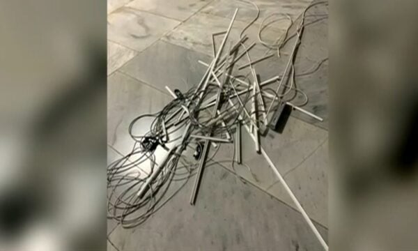 ΑΠΘ: Κουκουλοφόροι ξήλωσαν το σύστημα ελέγχου στις φοιτητικές εστίες – Δείτε φωτογραφίες από τον βανδαλισμό