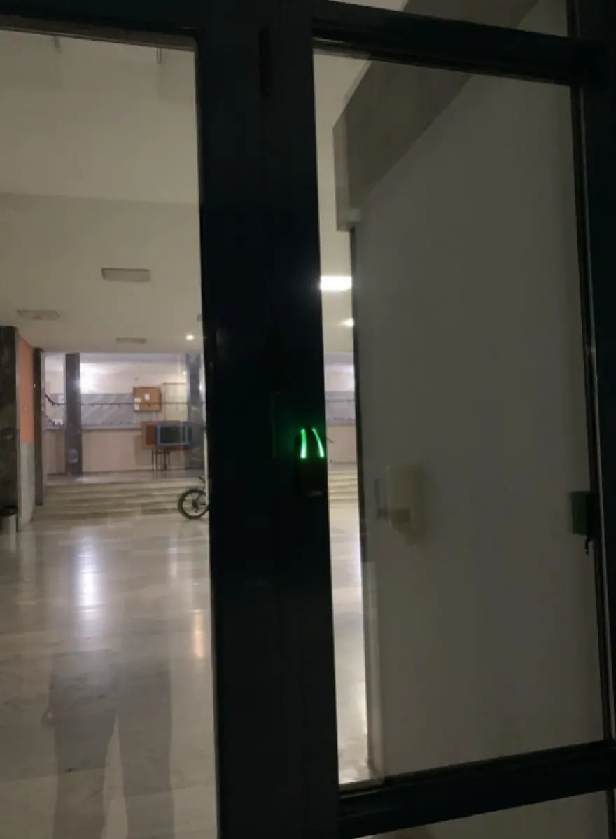 ΑΠΘ: Κουκουλοφόροι ξήλωσαν το σύστημα ελέγχου στις φοιτητικές εστίες – Δείτε φωτογραφίες από τον βανδαλισμό