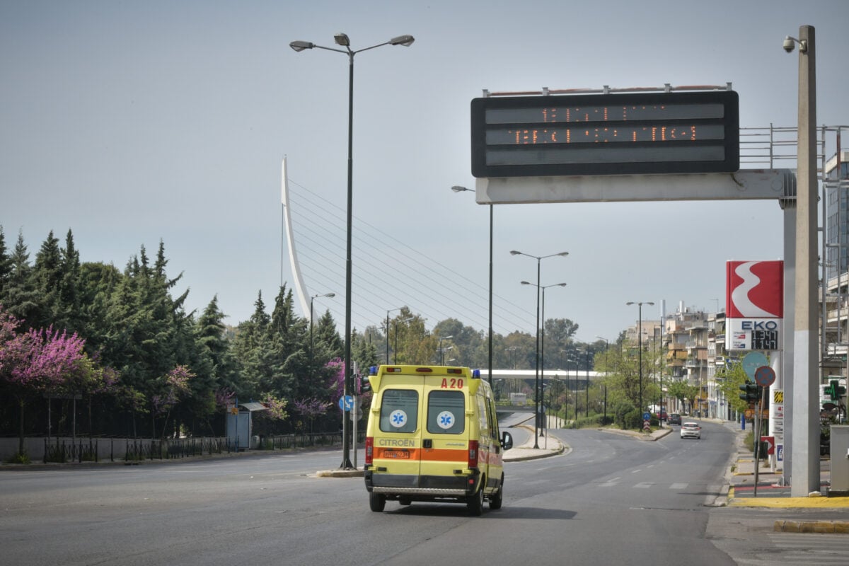 Τροχαίο στην Ποσειδώνος με 5 τραυματίες: Αυτοκίνητο έπεσε στα κιγκλιδώματα και ανετράπη – Σοβαρά τραύματα οι 4 επιβαίνοντες