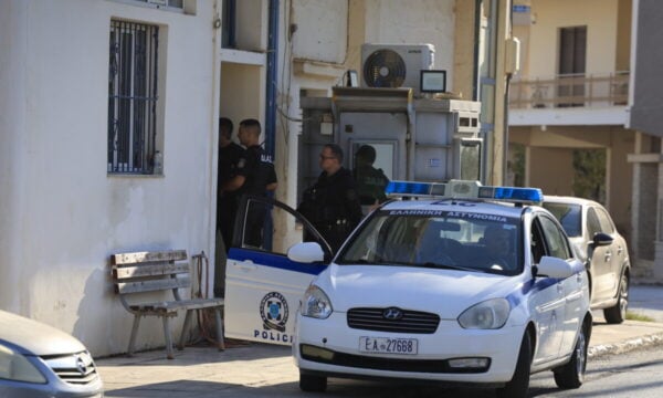 Μάνδρα: Παραμένει στη ΜΕΘ ο 31χρονος που εισέβαλε στο ΑΤ με μαχαίρι, ελεύθερος ο αστυνομικός που τον πυροβόλησε