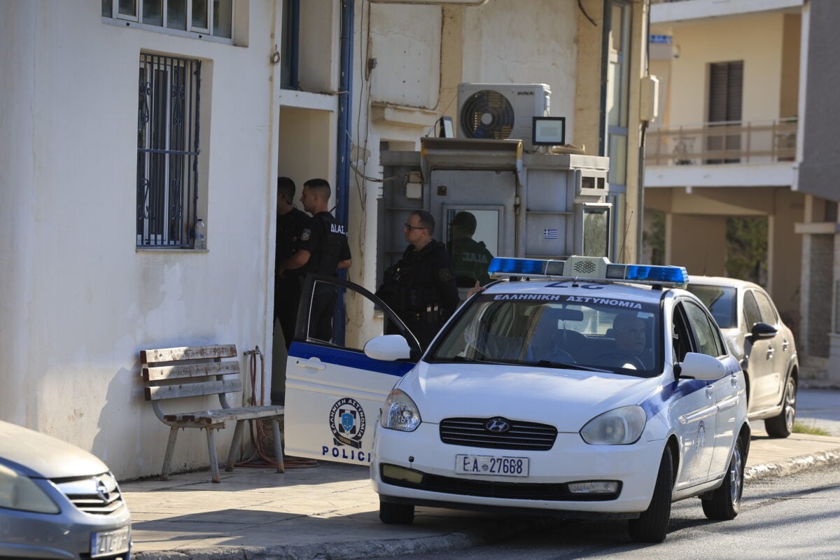 Μάνδρα: Παραμένει στη ΜΕΘ ο 31χρονος που εισέβαλε στο ΑΤ με μαχαίρι, ελεύθερος ο αστυνομικός που τον πυροβόλησε
