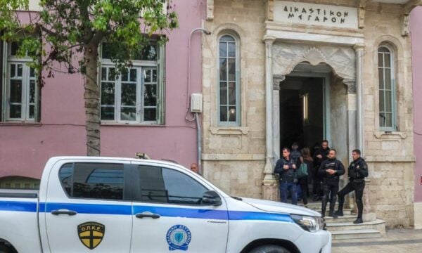 Ηράκλειο: 39χρονος απατεώνας άρπαξε χρήματα και κοσμήματα – Συνελήφθη και η γιαγιά του για λαθραία τσιγάρα