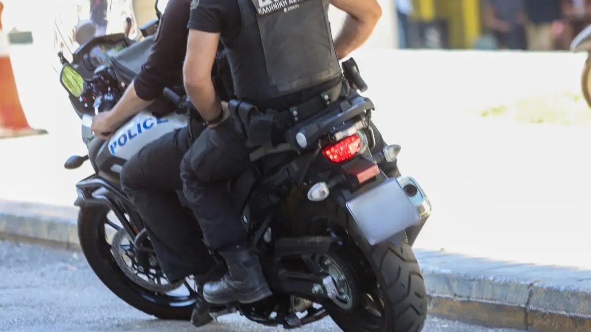 Τρεις νεαρές Ρουμάνες εξαπατούσαν περαστικούς στο κέντρο της Αθήνας: Παρίσταναν μέλη συλλόγου προστασίας κωφών 1 Τρεις νεαρές Ρουμάνες εξαπατούσαν περαστικούς στο κέντρο της Αθήνας: Παρίσταναν μέλη συλλόγου προστασίας κωφών