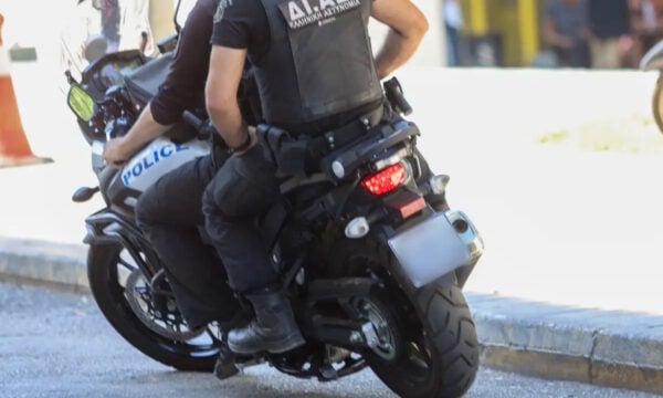 Τρεις νεαρές Ρουμάνες εξαπατούσαν περαστικούς στο κέντρο της Αθήνας: Παρίσταναν μέλη συλλόγου προστασίας κωφών