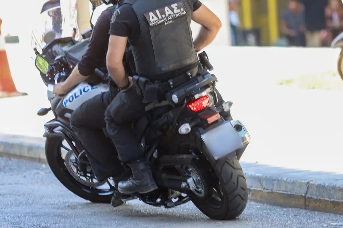 Τρεις νεαρές Ρουμάνες εξαπατούσαν περαστικούς στο κέντρο της Αθήνας: Παρίσταναν μέλη συλλόγου προστασίας κωφών