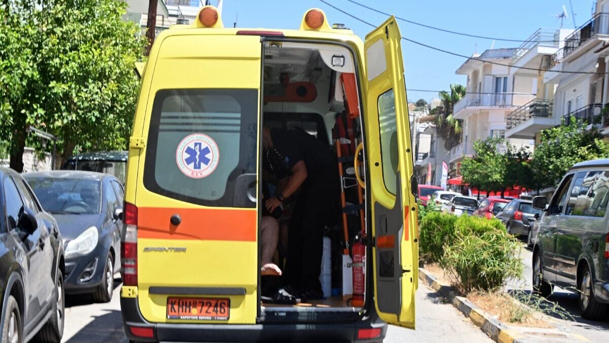 Κατερίνη: Ανήλικη μεταφέρθηκε στο νοσοκομείο μετά από πτώση από μπαλκόνι 1 Κατερίνη: Ανήλικη μεταφέρθηκε στο νοσοκομείο μετά από πτώση από μπαλκόνι