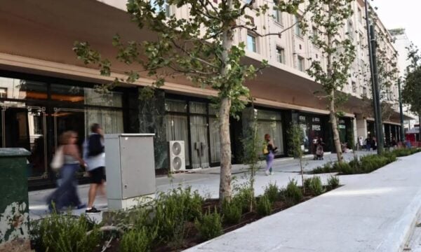 Aττικά Πολυκαταστήματα: Επιταχύνθηκαν οι πωλήσεις και τα κέρδη στο α’ εξάμηνο – Στο 10,5% ο τζίρος των τουριστών