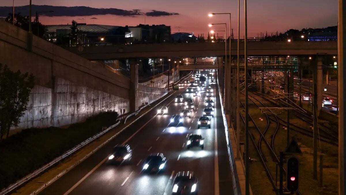 Φωτιά σε αυτοκίνητο στην Αττική Οδό: Καθυστερήσεις στο ρεύμα προς Κατεχάκη