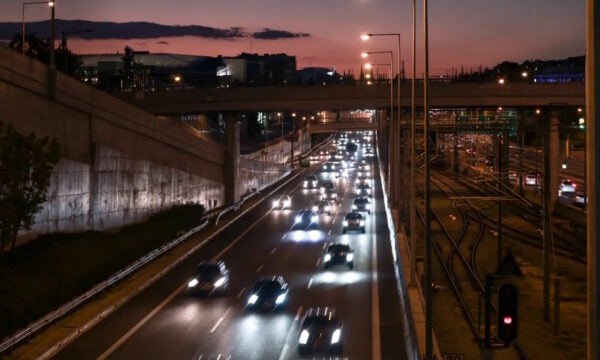 Φωτιά σε αυτοκίνητο στην Αττική Οδό: Καθυστερήσεις στο ρεύμα προς Κατεχάκη