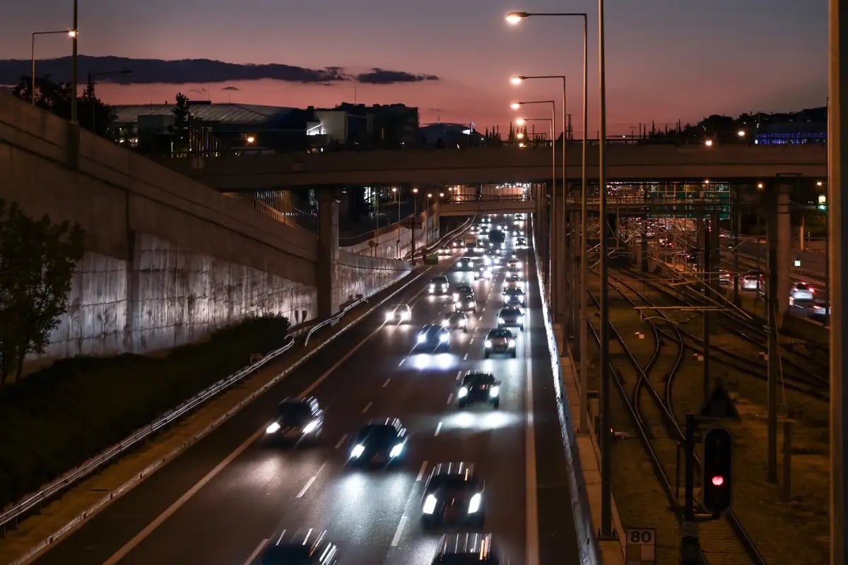 Φωτιά σε αυτοκίνητο στην Αττική Οδό: Καθυστερήσεις στο ρεύμα προς Κατεχάκη
