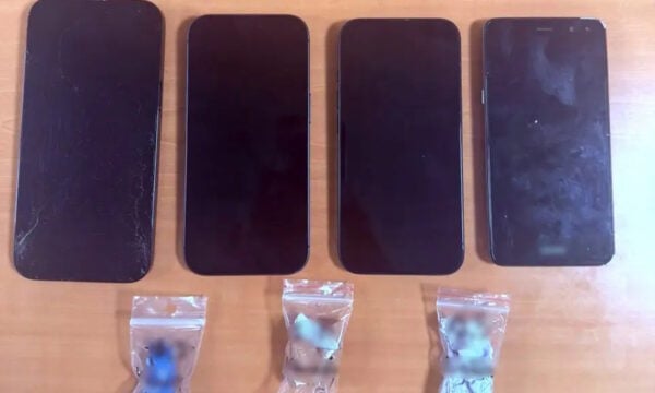 Πέντε κρατούμενοι και ένας σωφρονιστικός υπάλληλος συνελήφθησαν στις φυλακές Αυλώνα για διακίνηση ναρκωτικών