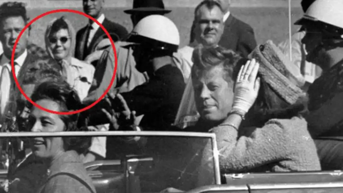 Το μυστήριο της «Babushka Lady»: Ποια ήταν η γυναίκα που κινηματογραφούσε τη δολοφονία του Κένεντι 1 Το μυστήριο της «Babushka Lady»: Ποια ήταν η γυναίκα που κινηματογραφούσε τη δολοφονία του Κένεντι