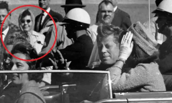 Το μυστήριο της «Babushka Lady»: Ποια ήταν η γυναίκα που κινηματογραφούσε τη δολοφονία του Κένεντι