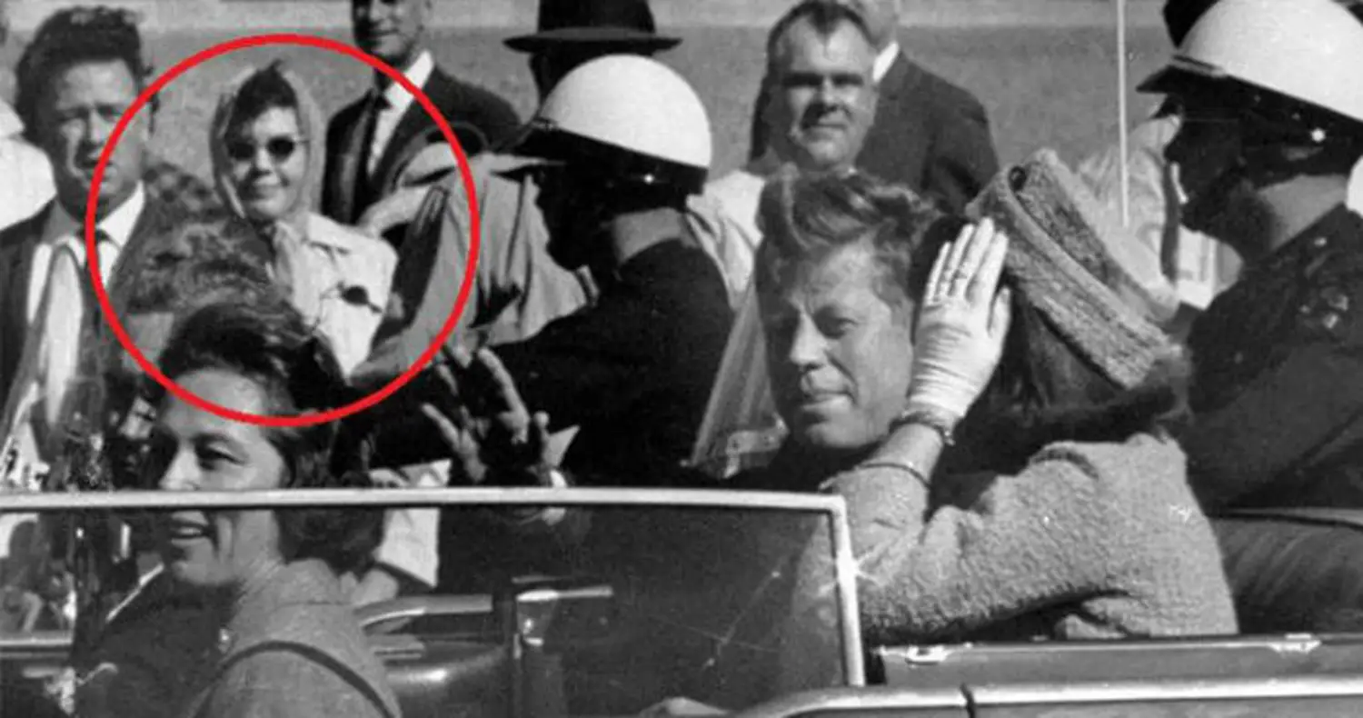 Το μυστήριο της «Babushka Lady»: Ποια ήταν η γυναίκα που κινηματογραφούσε τη δολοφονία του Κένεντι