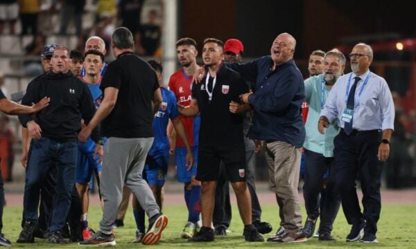 Ο Αχιλλέας Μπέος είχε επεισόδιο με τον Αλμπέρτο Μπρινιόλι μετά το Βόλος – ΑΕΚ, λύθηκε άμεσα η παρεξήγηση