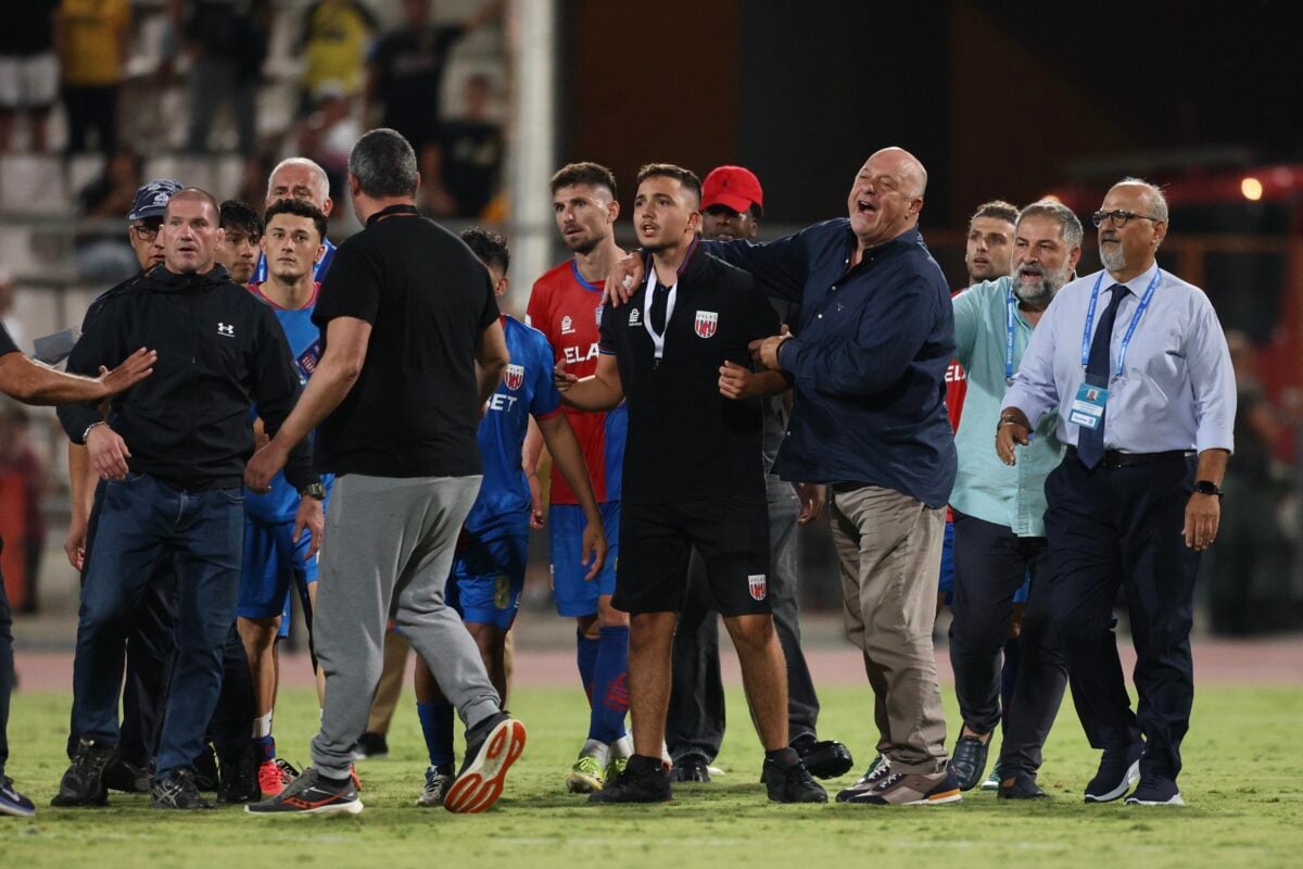 Ο Αχιλλέας Μπέος είχε επεισόδιο με τον Αλμπέρτο Μπρινιόλι μετά το Βόλος – ΑΕΚ, λύθηκε άμεσα η παρεξήγηση