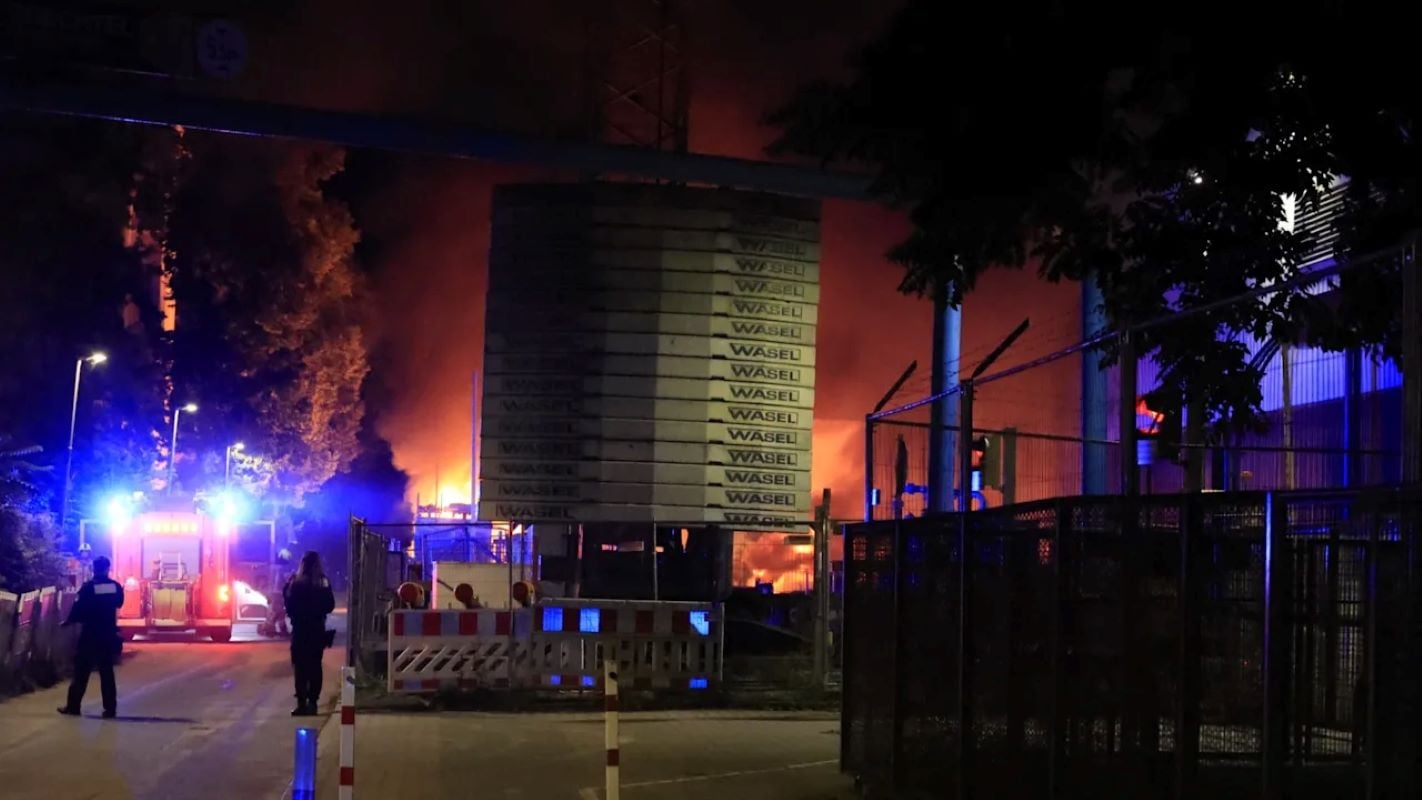 Βερολίνο: Φωτιά σε υποσταθμό ρεύματος – Έρευνες για απόπειρα δολιοφθοράς στο ενεργειακό δίκτυο