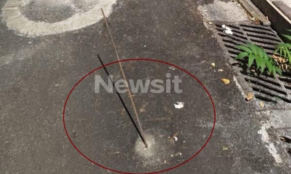Πεύκη: 69χρονη τραυματίστηκε από μπετόβεργα που ήταν καρφωμένη στον δρόμο – «Μπορεί να σκοτωθεί άνθρωπος»