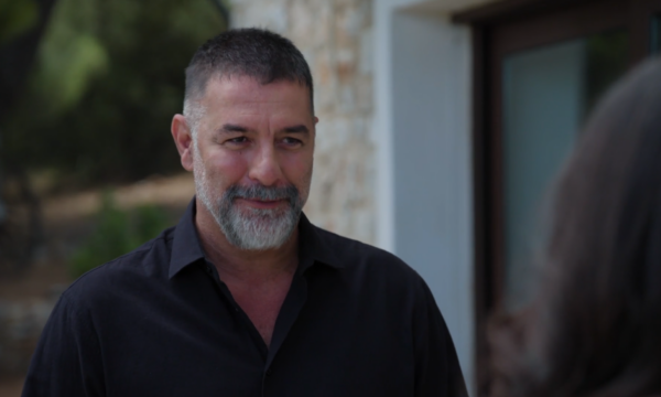 Δύο μαύρα πουκάμισα – επόμενα επεισόδια: Δεν κρύβεται ο έρωτας του Μανούσου για τη Μαρκέλλα