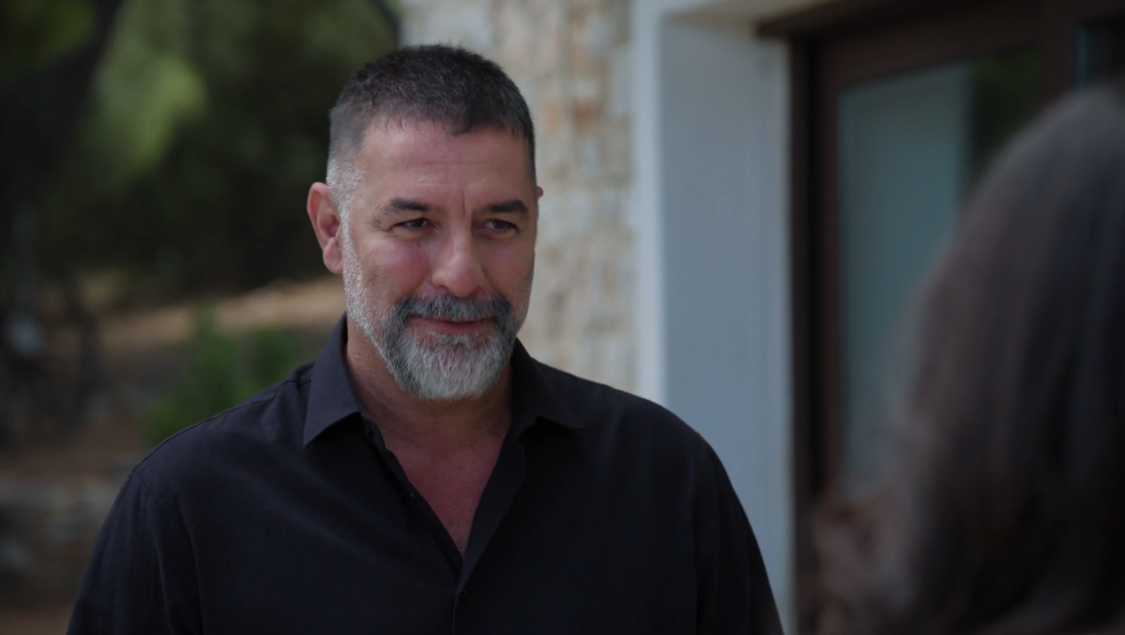 Δύο μαύρα πουκάμισα – επόμενα επεισόδια: Δεν κρύβεται ο έρωτας του Μανούσου για τη Μαρκέλλα