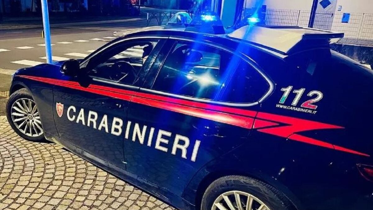 Ιταλία: 34 συλλήψεις σε επιχείρηση κατά της Καμόρα - Βρέθηκαν 3,2 εκατ. ευρώ κρυμμένα σε τοίχους, πατώματα και ντουλάπες 3 Ιταλία: 34 συλλήψεις σε επιχείρηση κατά της Καμόρα – Βρέθηκαν 3,2 εκατ. ευρώ κρυμμένα σε τοίχους, πατώματα και ντουλάπες