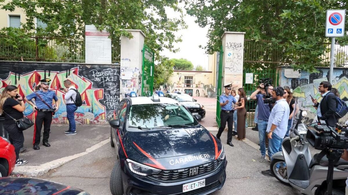 Ιταλία: Μαθητής μαχαίρωσε καθηγήτρια – Βίντεο από την προετοιμασία στις τουαλέτες 3 Ιταλία: Μαθητής μαχαίρωσε καθηγήτρια – Βίντεο από την προετοιμασία στις τουαλέτες