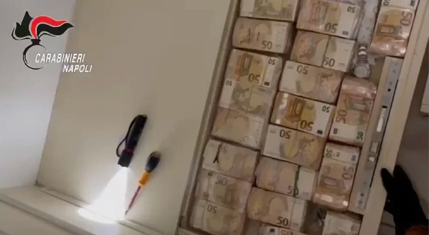 Ιταλία: 34 συλλήψεις σε επιχείρηση κατά της Καμόρα - Βρέθηκαν 3,2 εκατ. ευρώ κρυμμένα σε τοίχους, πατώματα και ντουλάπες 9 Πολυτελή ρολόγια που βρέθηκαν μαζί με τα εκατομμύρια ευρώ σε μετρητά κατά την αστυνομική έρευνα στη Νάπολη. Πηγή: Napoli Police