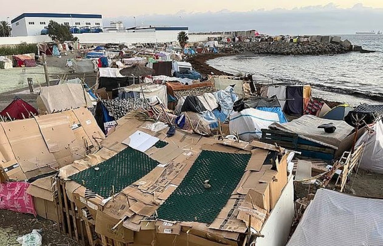 Θέουτα: Επιχείρηση-σκούπα στις παραλίες για χιλιάδες μετανάστες – Πλαστικές σφαίρες, γκλομπ και στρατός στους δρόμους 13 Ένας από τους αυτοσχέδιους καταυλισμούς μεταναστών στην παραλία Μπενίτεθ, στη Θέουτα. Φωτογραφία: EPA