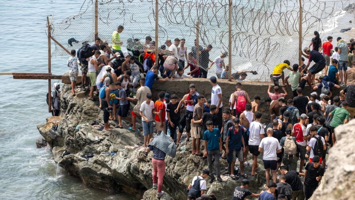 Θέουτα: Ο Σάντσεθ βλέπει «υβριδική επίθεση» αλλά «καλύπτει» το Μαρόκο – Οι προειδοποιήσεις των μυστικών υπηρεσιών και η πολιτική «αυτοκτονία» του 1 Θέουτα: Ο Σάντσεθ βλέπει «υβριδική επίθεση» αλλά «καλύπτει» το Μαρόκο – Οι προειδοποιήσεις των μυστικών υπηρεσιών και η πολιτική «αυτοκτονία» του