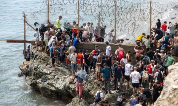 Θέουτα: Ο Σάντσεθ βλέπει «υβριδική επίθεση» αλλά «καλύπτει» το Μαρόκο – Οι προειδοποιήσεις των μυστικών υπηρεσιών και η πολιτική «αυτοκτονία» του