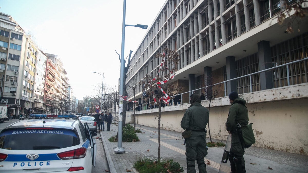 Θεσσαλονίκη: Ποινική δίωξη σε δύο ανήλικους για τον ξυλοδαρμό 17χρονου συμμαθητή τους έξω από σχολείο 1 Θεσσαλονίκη: Ποινική δίωξη σε δύο ανήλικους για τον ξυλοδαρμό 17χρονου συμμαθητή τους έξω από σχολείο