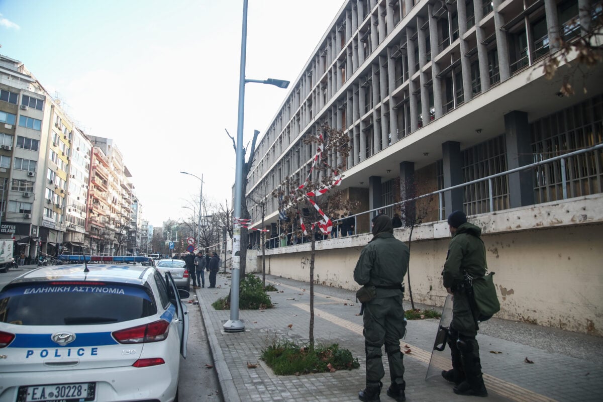 Θεσσαλονίκη: Ποινική δίωξη σε δύο ανήλικους για τον ξυλοδαρμό 17χρονου συμμαθητή τους έξω από σχολείο