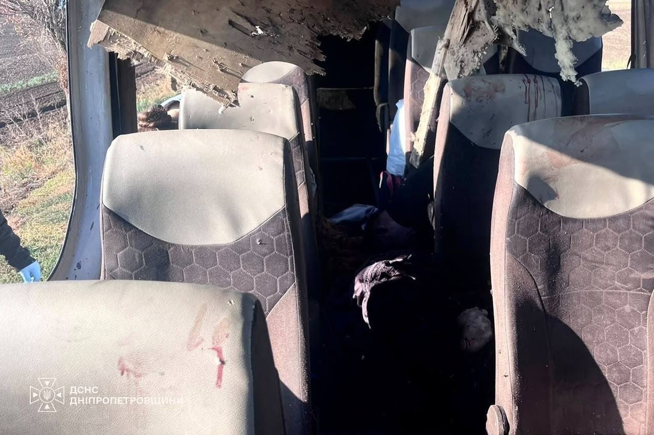 Νέα αιματοχυσία στην Ουκρανία: Ρωσικό drone χτύπησε λεωφορείο, τουλάχιστον 9 νεκροί σε νέες επιθέσεις 13 Το εσωτερικό του επιβατικού λεωφορείου που επλήγη από ρωσικό drone στην περιοχή Νικόπολ της περιφέρειας Ντνιπροπετρόφσκ, με εμφανή ίχνη αίματος μετά την επίθεση. Φωτογραφία: Κρατική Υπηρεσία Έκτακτης Ανάγκης της Ουκρανίας στην περιφέρεια Ντνιπροπετρόφσκ