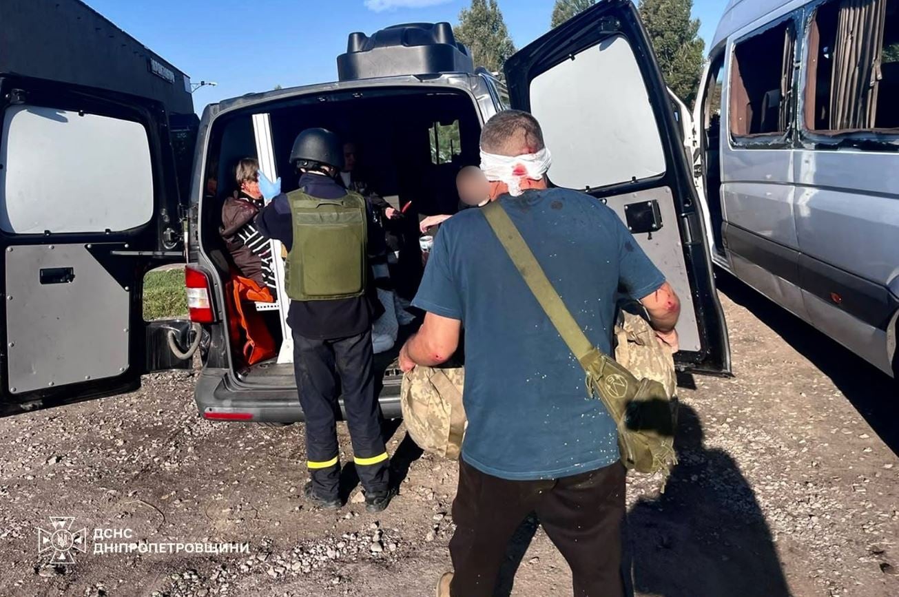 Νέα αιματοχυσία στην Ουκρανία: Ρωσικό drone χτύπησε λεωφορείο, τουλάχιστον 9 νεκροί σε νέες επιθέσεις 14 Τραυματίας δέχεται τις πρώτες βοήθειες μετά τη ρωσική επίθεση με drone σε επιβατικό λεωφορείο στην περιοχή Νικόπολ της περιφέρειας Ντνιπροπετρόφσκ. Φωτογραφία: Κρατική Υπηρεσία Έκτακτης Ανάγκης της Ουκρανίας στην περιφέρεια Ντνιπροπετρόφσκ