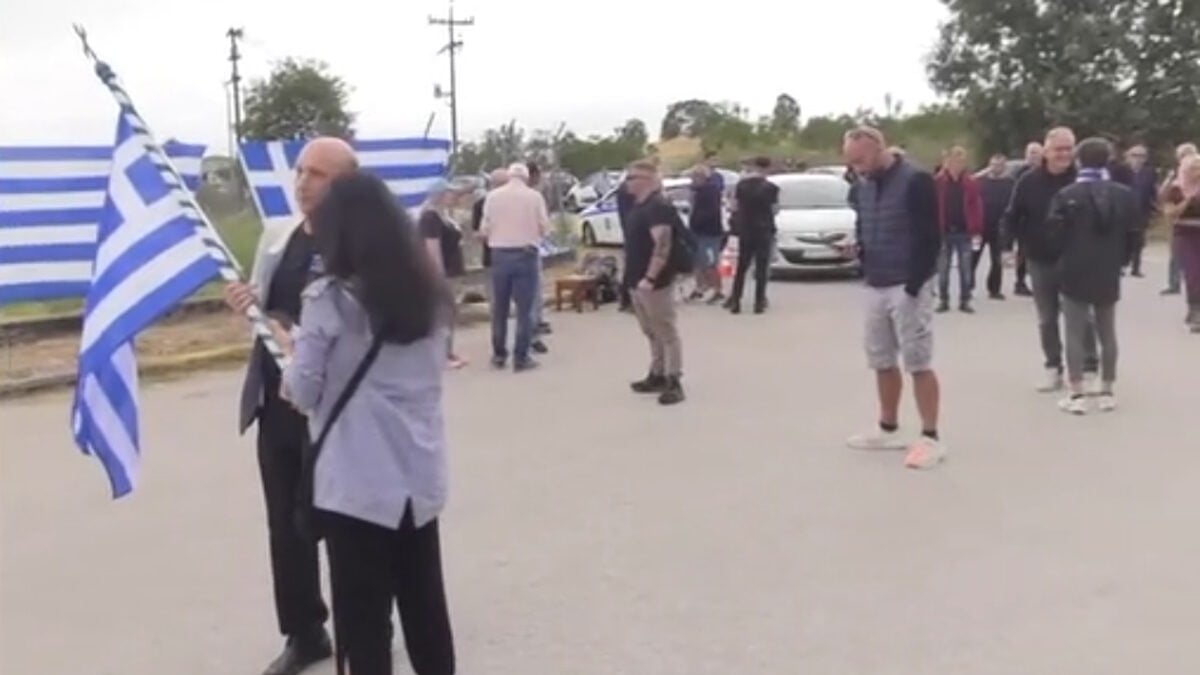 Ηλίας Κασιδιάρης: Υποστηρικτές έξω από τις φυλακές Δομοκού άπλωσαν ελληνικές σημαίες περιμένοντας τον «πολιτικό ηγέτη» τους