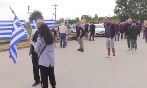Ηλίας Κασιδιάρης: Υποστηρικτές έξω από τις φυλακές Δομοκού άπλωσαν ελληνικές σημαίες περιμένοντας τον «πολιτικό ηγέτη» τους