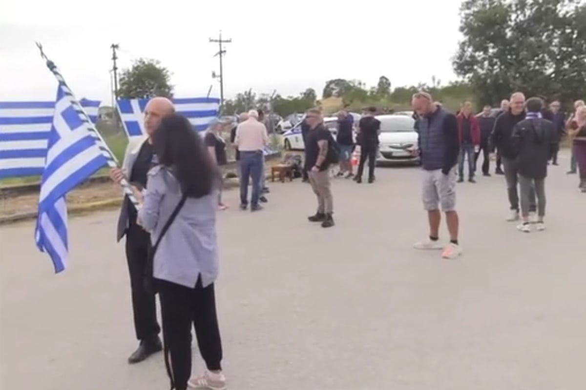 Ηλίας Κασιδιάρης: Υποστηρικτές έξω από τις φυλακές Δομοκού άπλωσαν ελληνικές σημαίες περιμένοντας τον «πολιτικό ηγέτη» τους