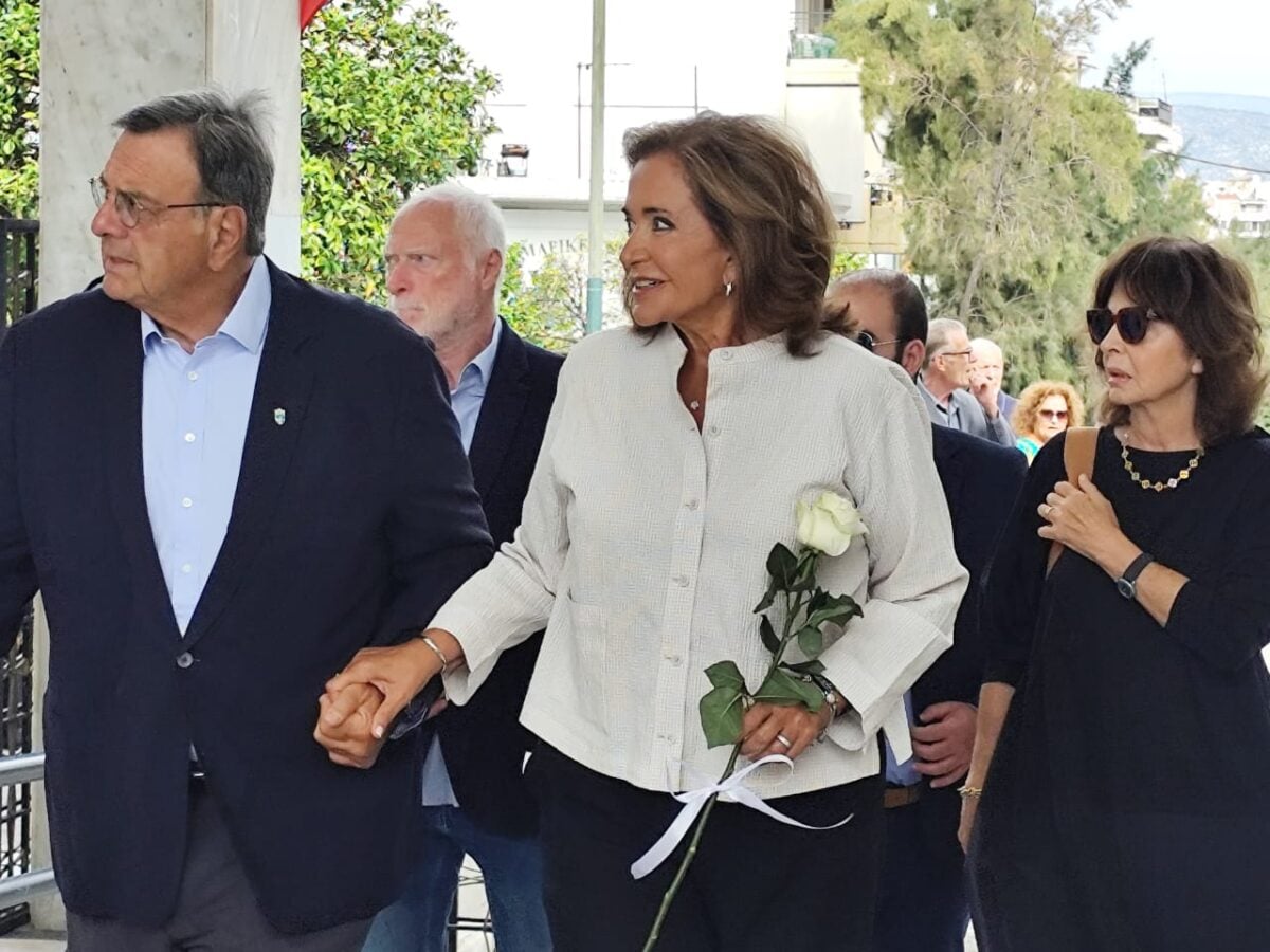 Κηδεία Μαργαρίτας Παπανδρέου: Με συγκίνηση το τελευταίο αντίο στην αείμνηστη ακτιβίστρια – «Μαμά, μας έμαθες να αγαπάμε και να αντέχουμε» 15 Ντόρα Μπακογιάννη