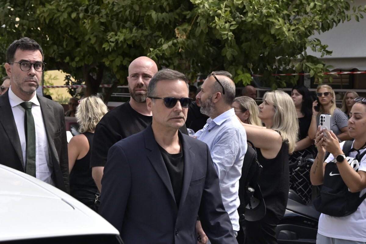 Κηδεία Γιώργου Μαζωνάκη: Κεφαλογιάννη, Γεωργιάδης, Δούκας αποχαιρέτησαν τον τραγουδιστή στη Νίκαια 12 Κηδεία Γιώργου Μαζωνάκη: Κεφαλογιάννη, Γεωργιάδης, Δούκας αποχαιρέτησαν τον τραγουδιστή στη Νίκαια
