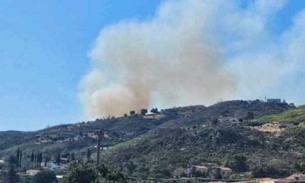 Φωτιά στη Δροσοπηγή: Μεγάλη κινητοποίηση της πυροσβεστικής, εναέρια μέσα παλεύουν με τις φλόγες
