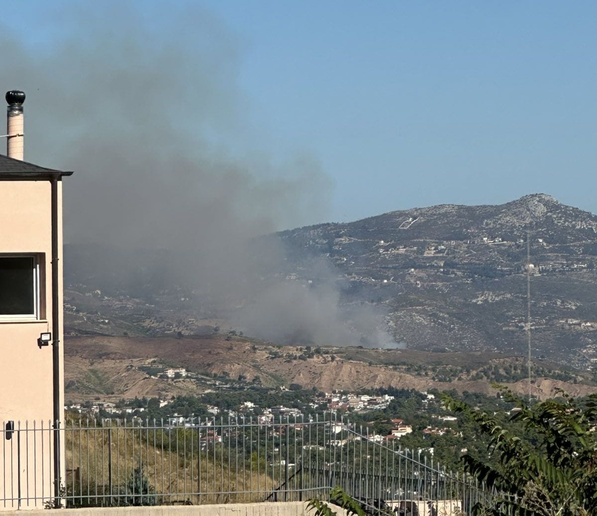 Φωτιά στη Δροσοπηγή: Μεγάλη κινητοποίηση της πυροσβεστικής, εναέρια μέσα παλεύουν με τις φλόγες