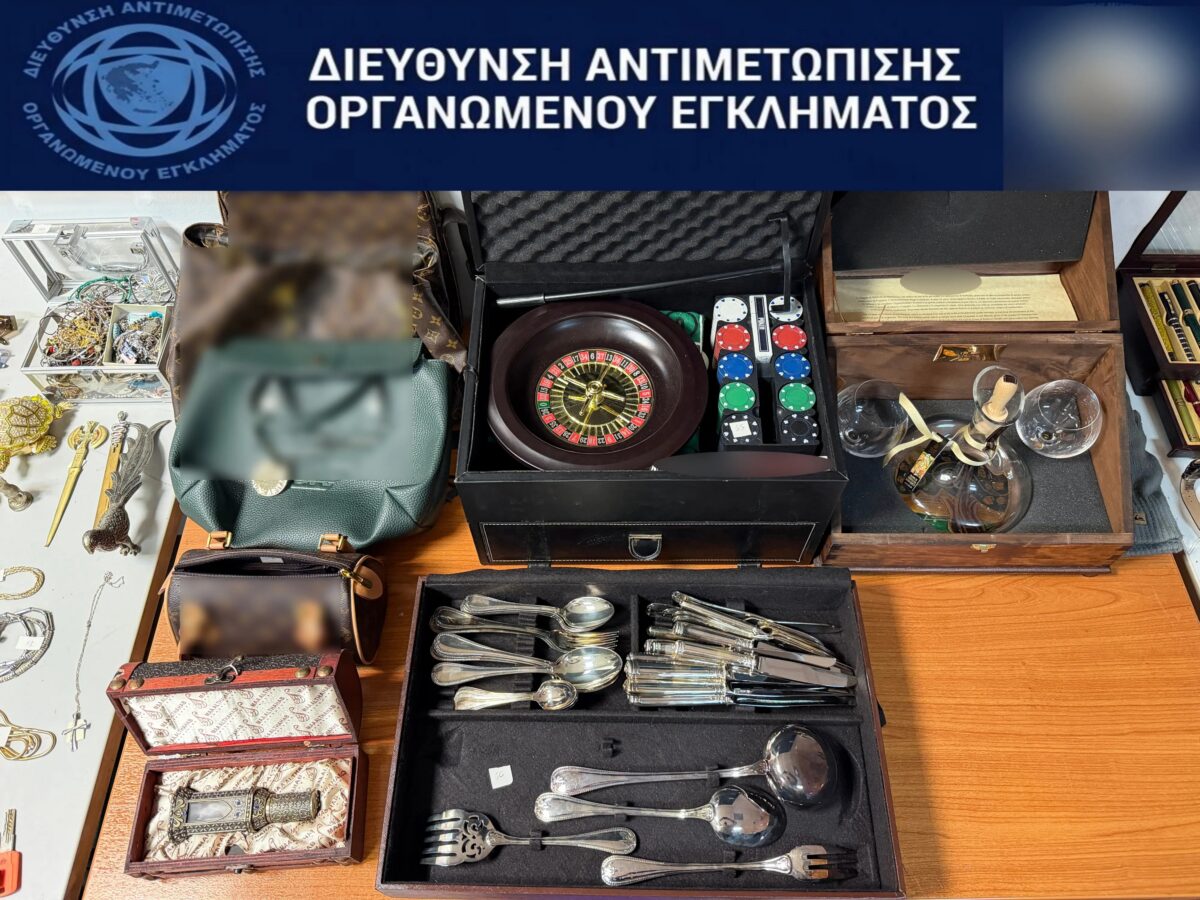 Βίντεο απ’ την εγκληματική οργάνωση που έκανε διαρρήξεις στην Αττική – Σημάδευσαν τις πόρτες με κόλλα