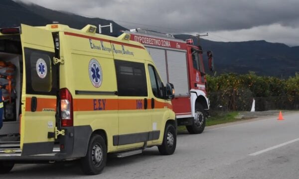 Εύβοια: Δύο άτομα απεγκλωβίστηκαν από αυτοκίνητο στα Πολιτικά λόγω της κακοκαιρίας