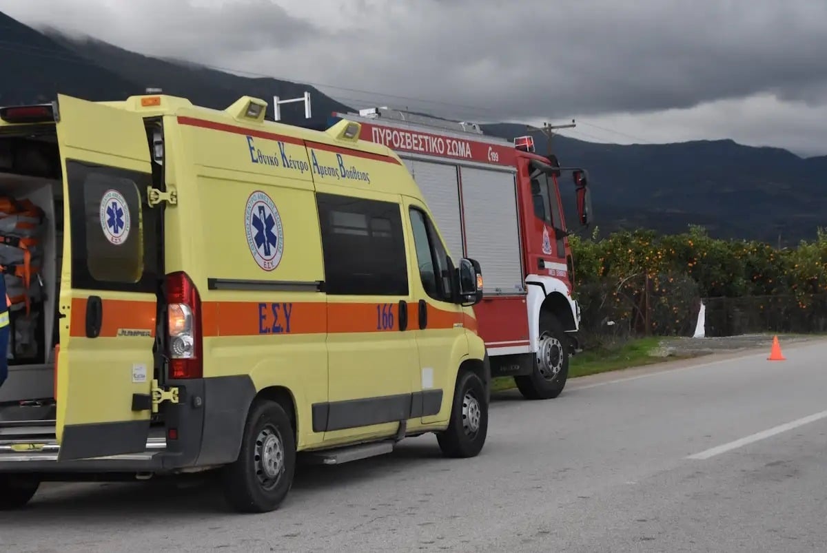 Εύβοια: Δύο άτομα απεγκλωβίστηκαν από αυτοκίνητο στα Πολιτικά λόγω της κακοκαιρίας