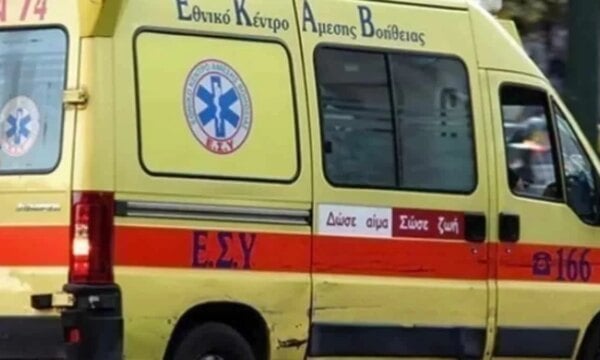 Γιώργος Μαζωνάκης: Η πορεία του ασθενοφόρου προς την κλινική στο Κολωνάκι (Βίντεο)