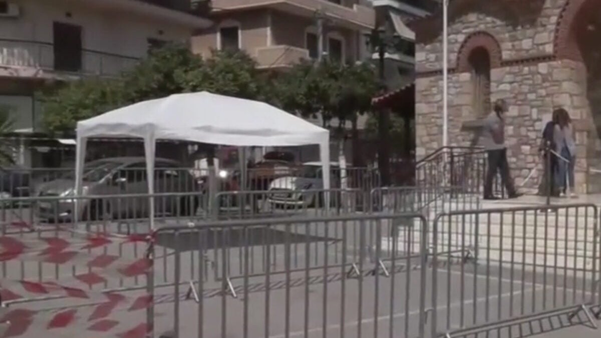 Γιώργος Μαζωνάκης: Λαϊκή αγρυπνία στις 19:30 – Κιγκλιδώματα, σκηνές και ασθενοφόρο σε ετοιμότητα 1 Γιώργος Μαζωνάκης: Λαϊκή αγρυπνία στις 19:30 – Κιγκλιδώματα, σκηνές και ασθενοφόρο σε ετοιμότητα